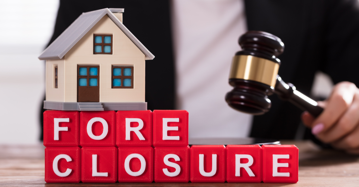 foreclosure letters with a little house and a gavel